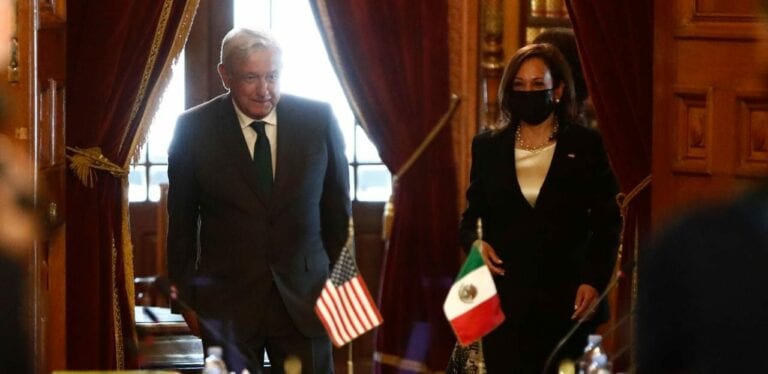Tras la reunión con AMLO, la vicepresidenta Kamala Harris dio una entrevista donde dice que pidió que no ataque a la prensa y las ONGs