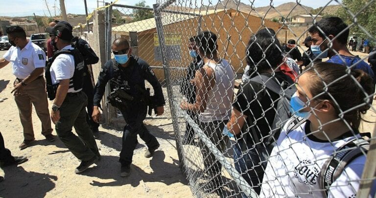 Hasta 140 migrantes fueron rescatados; los tenían encerrados en dos cuartos muy pequeños; estaban muriendo de hambre y sed