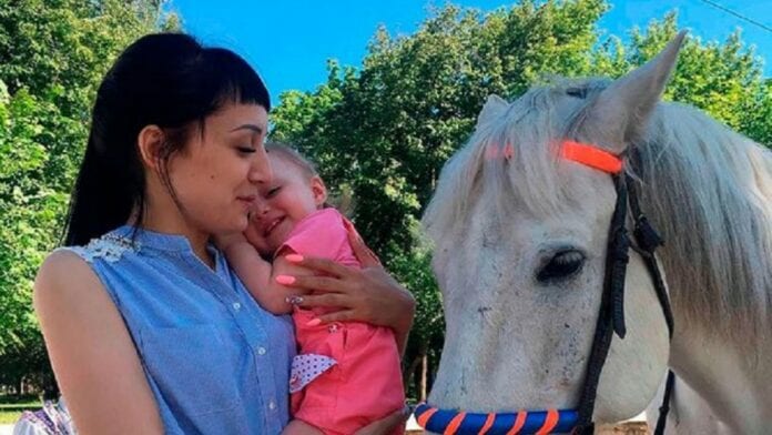 Muere niña de 3 años al caer de un balcón, su mamá la colgó porque