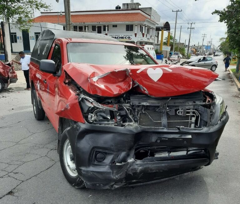 Conductor ocasiona ‘carambola’ de cuatro vehículos en avenida Nichupté de Cancún