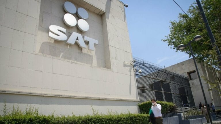Finalmente y debido a que hay varios estados en semáforo verde, el SAT abrirá hasta el 100 por ciento de citas para trámites presenciales
