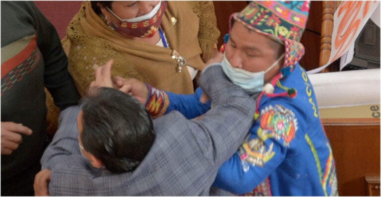 VIDEO: Legisladores en Bolivia se agarran a golpes en el parlamento