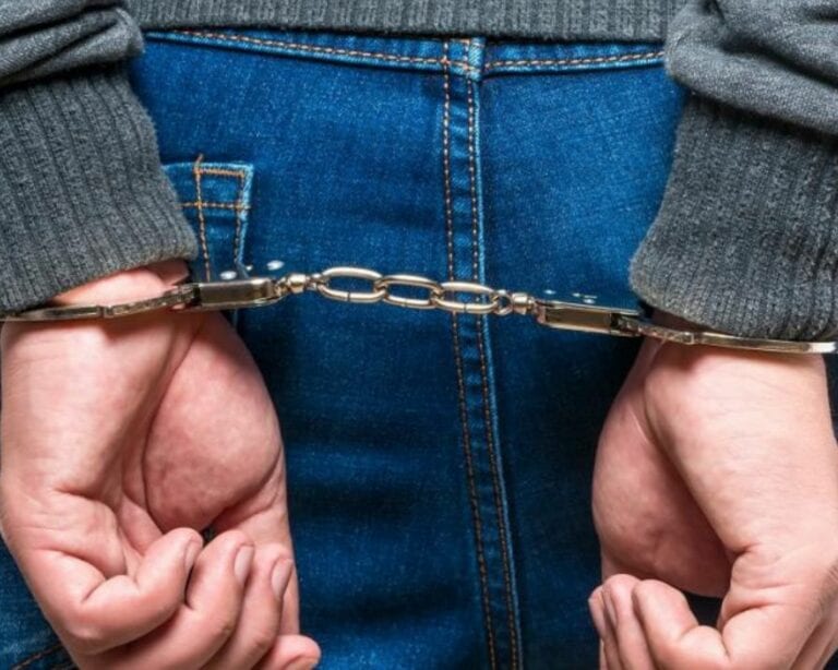 Adolescente asesina a su padre a cuchilladas y muestra el hecho en redes sociales