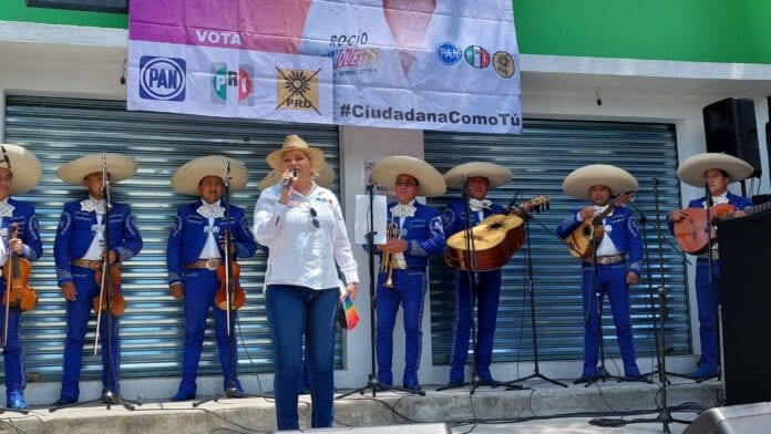 Cantando fue como al parecer Rocío Banquells convenció a los electores de votar por ella; le ganó a su ex cuñado y a un ex líder de Morena