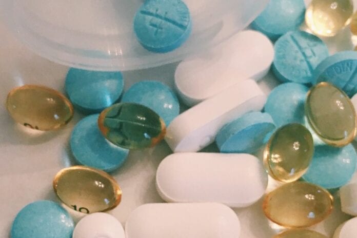 Expulsan a adulto mayor de un gariátrico, pintaba pastillas de azul y las vendía como viagra