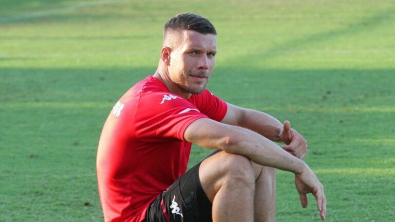 Querétaro va por Podolski, que ya tiene oferta en la mesa