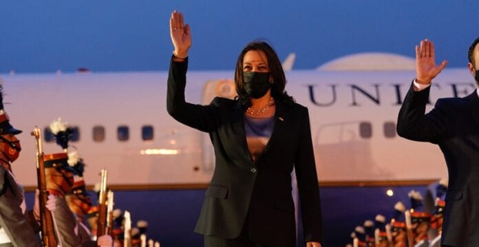 Kamala pedirá a México contener el flujo de migrantes, que alcanza cifra récord este año