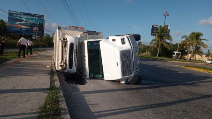Un camión de carga acabó volcado esta mañana sobre uno de sus costados en el bulevar Luis Donaldo Colosio de Cancún