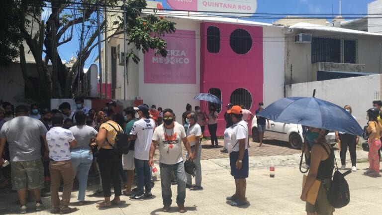 Ex funcionarios de casilla de Fuerza por México exigen su pago en casa de gestión