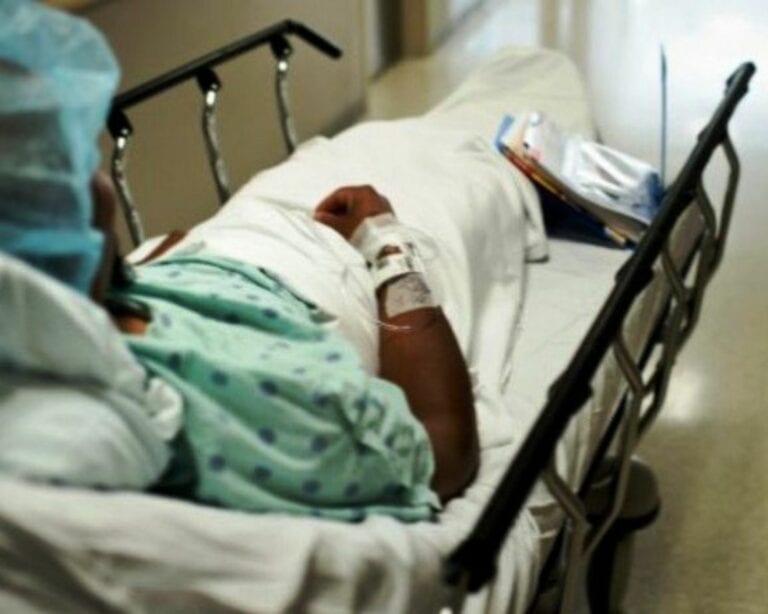 Anciana muere tras ser operada por un exguardia de seguridad, fingió ser médico