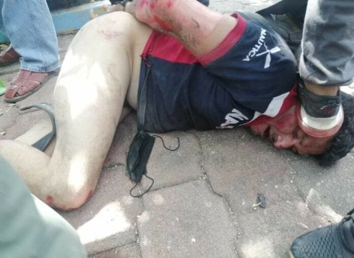 Civiles arrastran y torturan a presunto guardaespaldas de alcaldesa de Santiago Laollaga