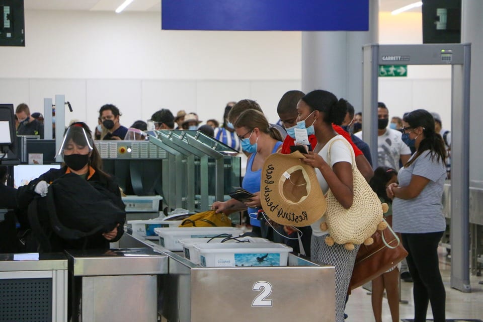 Más de 400 vuelos comerciales opera Aeropuerto de Cancún este domingo  electoral