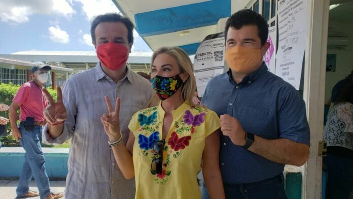 Emite su voto la candidata Carmen Joaquín en Cozumel