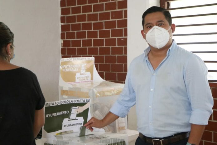 El encargado del despacho de la presidencia municipal de Tulum, Keivyn Javier Alegría Santuario, acudió a emitir su voto esta mañana