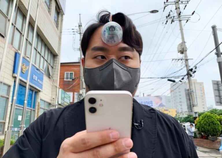 Crean ‘tercer ojo’ para los adictos al celulares; evitaría obstáculos y accidentes