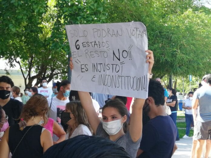 Ciudadanos que no pueden votar en la casilla especial de Cancún están molestos; protestan y exigen que les dejen elegir a sus autoridades