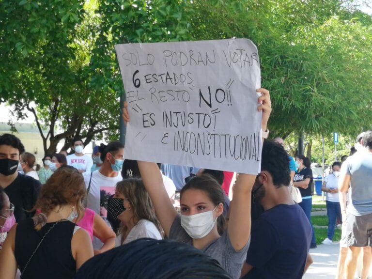 Ciudadanos que no pueden votar en la casilla especial de Cancún están molestos; protestan y exigen que les dejen elegir a sus autoridades