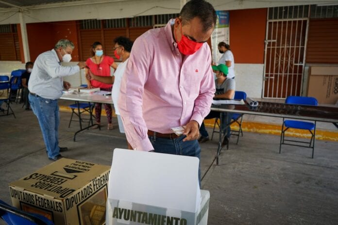 Ciudadano Alonso Ovando ejerce su derecho al voto