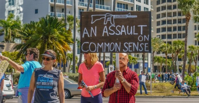 Juez de EU revoca veto de California a las armas de asalto