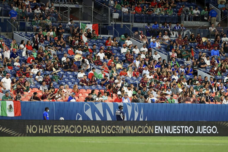 Suspenden unos minutos el México – Costa Rica por grito homofóbico