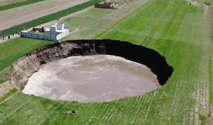 ¡Sigue expandiéndose! Socavón en Puebla ya mide 97 metros de diámetro