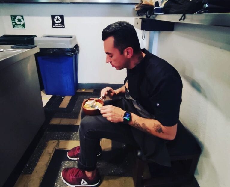 "Me vale v... qué creas": responde chef Edgar Núñez a usuario que criticó su foto
