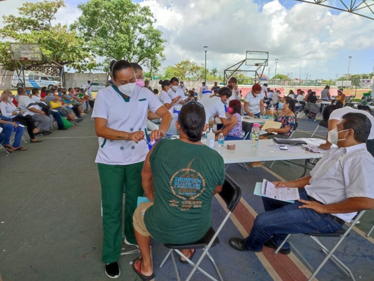 Ya dio inicio la vacunación de los cancunenses de 50 años en adelante: la afluencia ha sido poca, por lo que ni siquiera hay largas filas