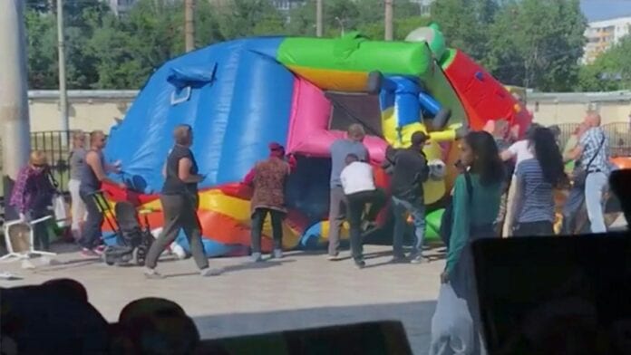VIDEO: Castillo inflable se desprende y vuela por los aires, niñas quedan heridas de gravedad