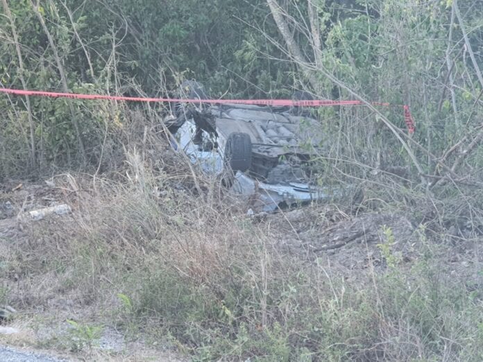 Volcadura en carretera Cancún-Puerto Morelos deja a una mujer muerta y dos heridas