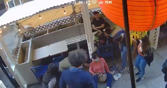 Un nuevo ataque racista en Nueva York; un sujeto golpeó en el rostro a una mujer de origen asiático; por fortuna ya fue detenido