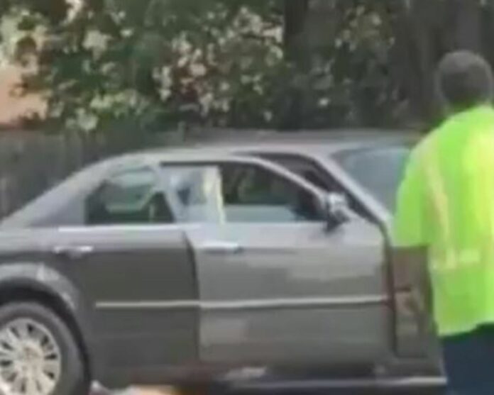 Graban a hombre decapitando a su pareja en plena calle (Video)