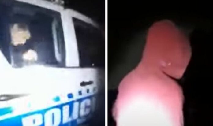 Captan a policías abusando de un menor dentro de la patrulla