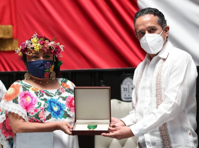 Recibe Maritza del Carmen Yeh Chan Medalla al Mérito Indígena Maya “Cecilio Chí”