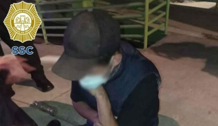 Un joven quería arrojarse de un puente peatonal en la Ciudad de México; por fortuna los policías actuaron a tiempo y evitaron una tragedia