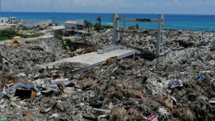 Las toneladas de basura acumuladas en Isla Mujeres tienen hartos a locales y turistas; la peste es insoportable, dicen