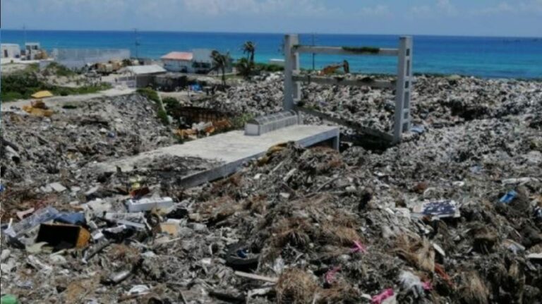 Las toneladas de basura acumuladas en Isla Mujeres tienen hartos a locales y turistas; la peste es insoportable, dicen