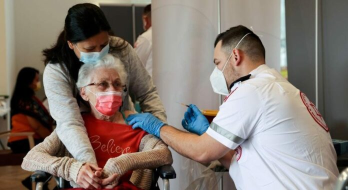 Israel estará aplicando una tercera dosis Pfizer como refuerzo para los adultos mayores que ya fueron inmunizados previamente