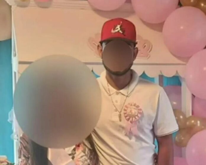Hombre se emociona por la llegada de su hija, su pareja tiene 12 años, lo llevaron preso