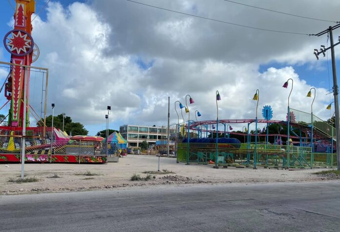 Con todo y riesgoso semáforo naranja, instalan feria en Playa del Carmen
