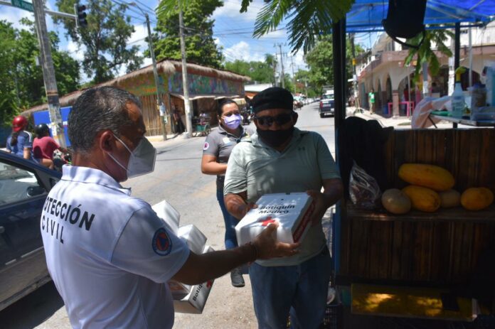 Entrega Protección Civil 200 botiquines de primeros auxilios a comerciantes y vendedores de Tulum