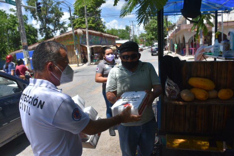 Entrega Protección Civil 200 botiquines de primeros auxilios a comerciantes y vendedores de Tulum