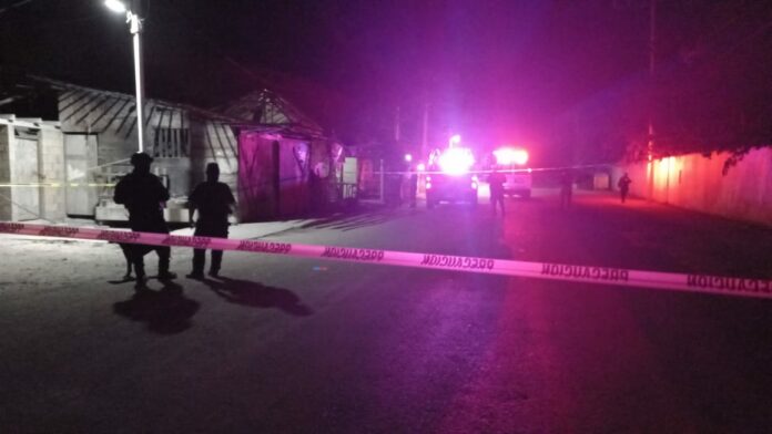 Ejecutaron a un sujeto en Tulum; el hombre tenía un pantalón negro y estaba sin camisa; fue asesinado en una zona de invasión