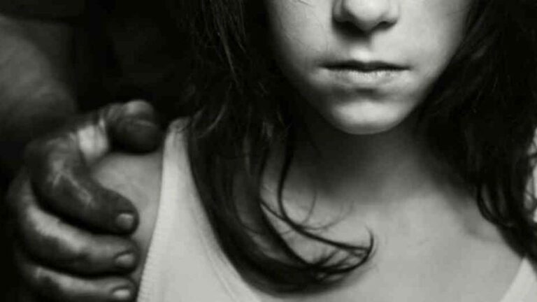 VIDEO: Niño graba a su madre suplicando ayuda tras golpiza de su esposo