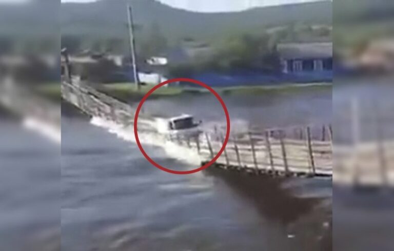 VIDEO: Intenta cruzar un puente durante crecida de río pero se rompe y lo arrastra la corriente