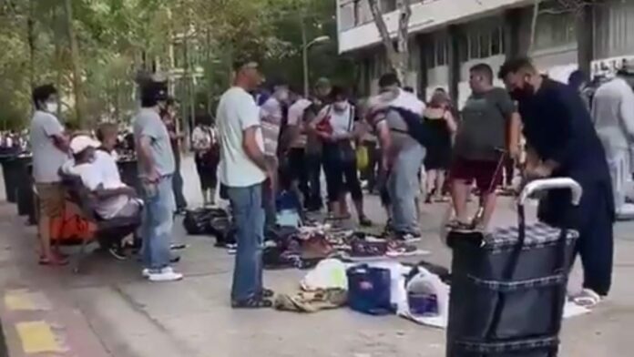 La aparición de un tianguis en Barcelona causó mucha molestia a españoles que exhibieron su racismo y clasismo; ve qué dijeron