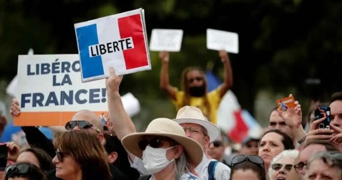 Protestas de antivacunas en Francia y otra partes de Europa; se niegan a inmunizarse aunque ya es obligatorio en sus países