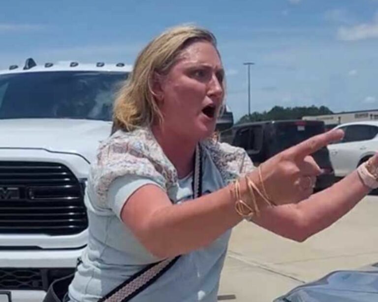 'Váyanse a su país moreno', mujer racista insulta a pareja de latinos en Texas