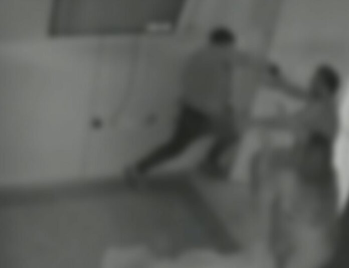 VIDEO: Apuñala salvajemente a su ex por acostarse con otro hombre