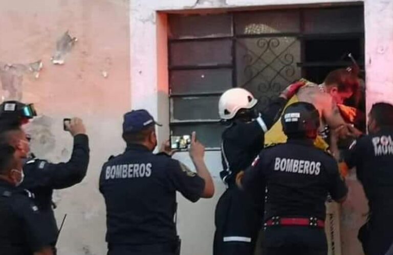 Rescatan a cubana atorada en su ventana; regaña a los bomberos por romper sus vidrios