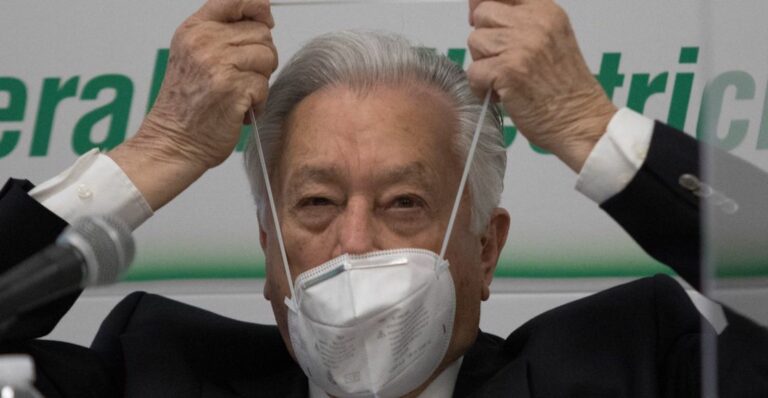 “Con el bozal no se oye”: Así le pide Bartlett a un reportero que se quite el tapabocas